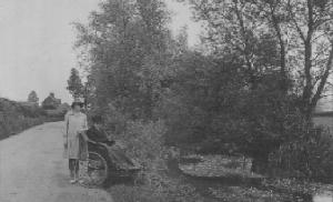 Ruth Isaac, niece of Maria wife of Thomas (2), with daughter Mabel on High Road